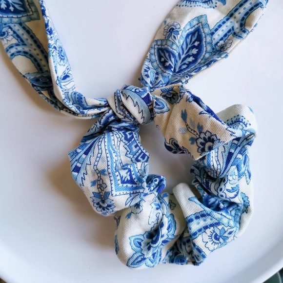 Handmade scrunchie with long knot 🎀 - Picture 3 of 3